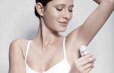 Žena nanosi Dezodorans za osetljivu kožu Roll-On ispods ruke