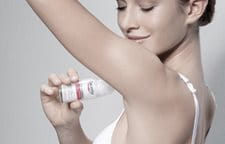 Žena naosi dezodorans Eucerin Antiperspirant Strong Roll-On ispod ruke