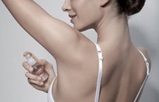 Žena nanosi Eucerin Antiperspirant Intensive Sprej ispod ruke