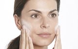 Žena čisti kožu lica