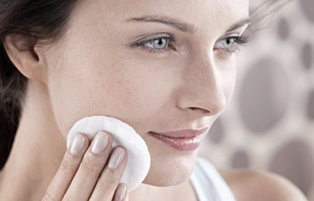 Žena čisti lice