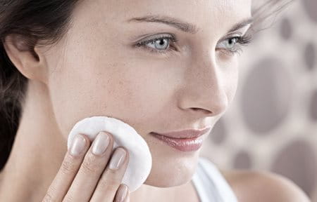 Žena čisti lice