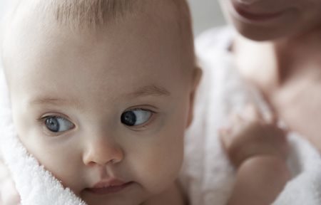 Beba umotana u ćebence