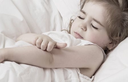 Devojčica koja se češe