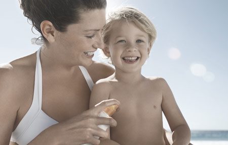 Mama koja nanosi preparat za sunčanje
