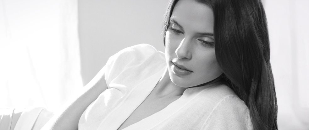 Žena sa tamnom kosom u opuštenoj pozi