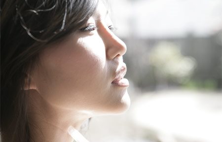 Azijatkinja gleda u sunce