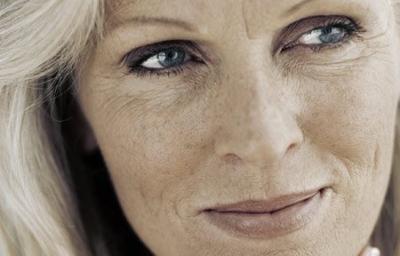 Starija žena sa belom kožom i staračkim pegama