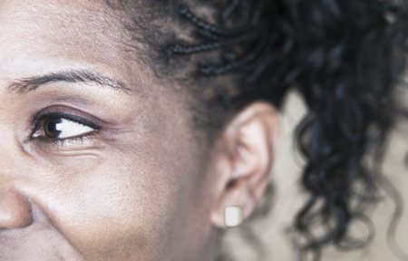 Lice žene sa tamnom kožom