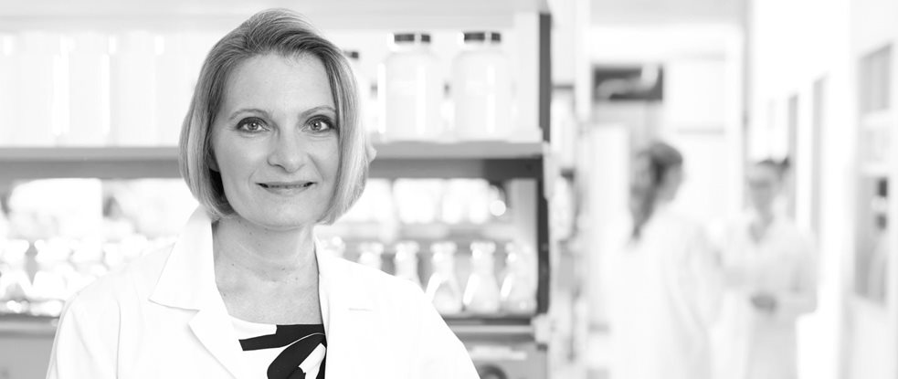 Eucerin istraživač u laboratoriji