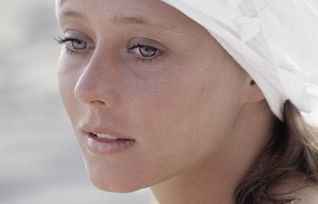 Žena sa belim šeširom.