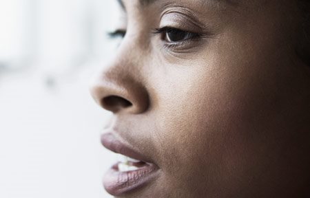 Žensko lice tamne puti