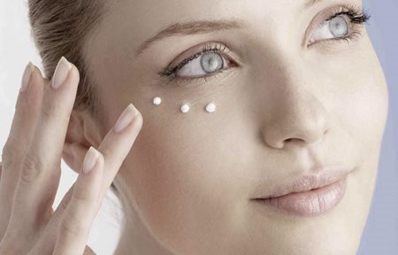 Žena nanosi Eucerin Hyaluron-Filler + Urea Kremu