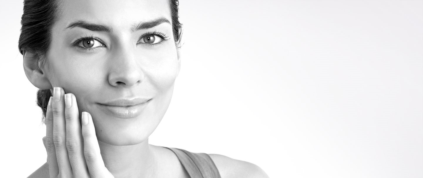 Sredovečna žena dodiruje svoj desni obraz