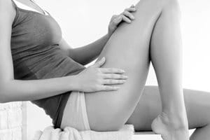 Žena nanosi Eucerin preparat na šaku