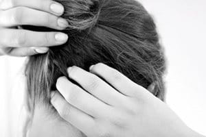 Žena češe kožu glave koja svrbi