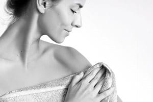 Žena umotana u peškir.