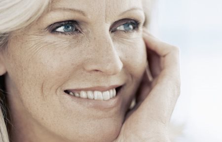 Srednjovečna žena koja se osmehuje.