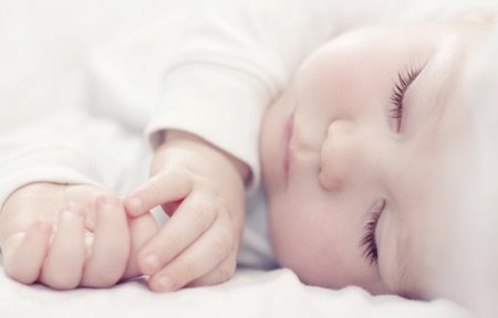 Beba u spavajućem položaju.