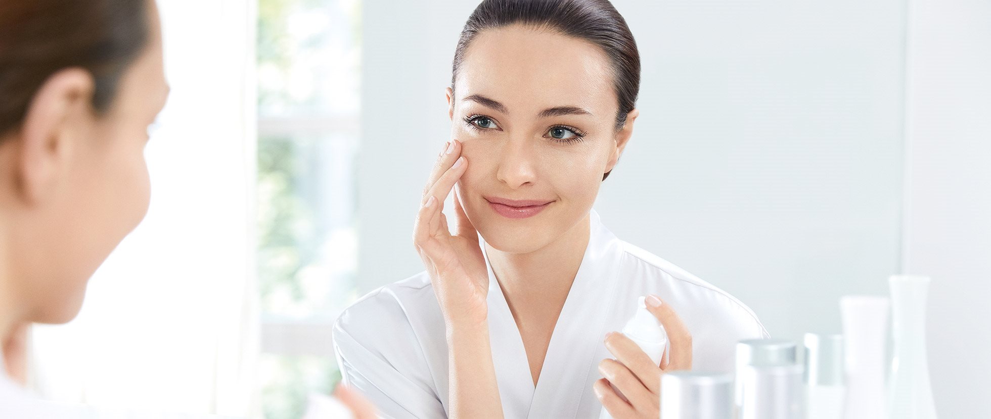 Eucerin model koristi korektor protiv tamnih fleka