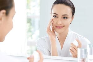 Eucerin model koristi korektor protiv tamnih fleka